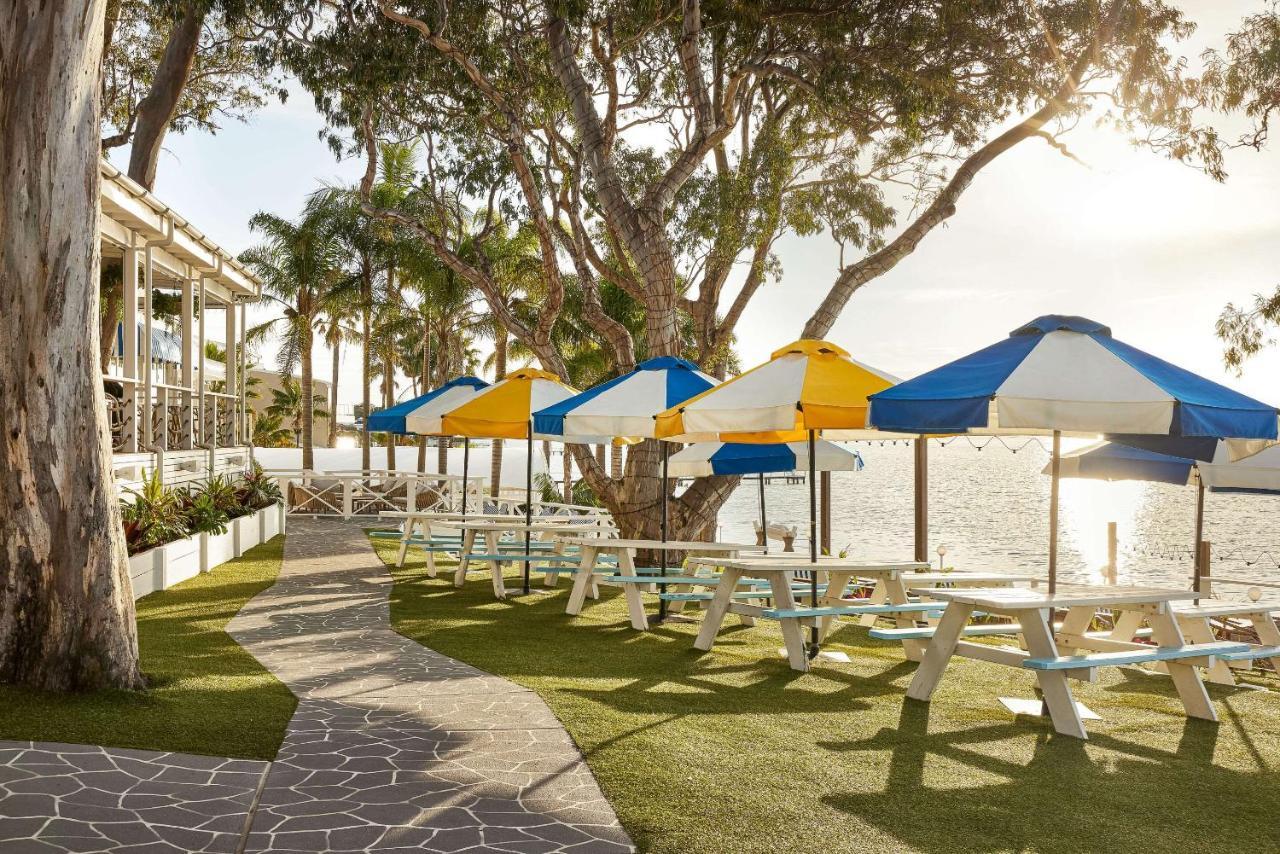 The Beachcomber Hotel & Resort, Ascend Hotel Collection Toukley Zewnętrze zdjęcie The beachside lawn at the Hotel del Coronado