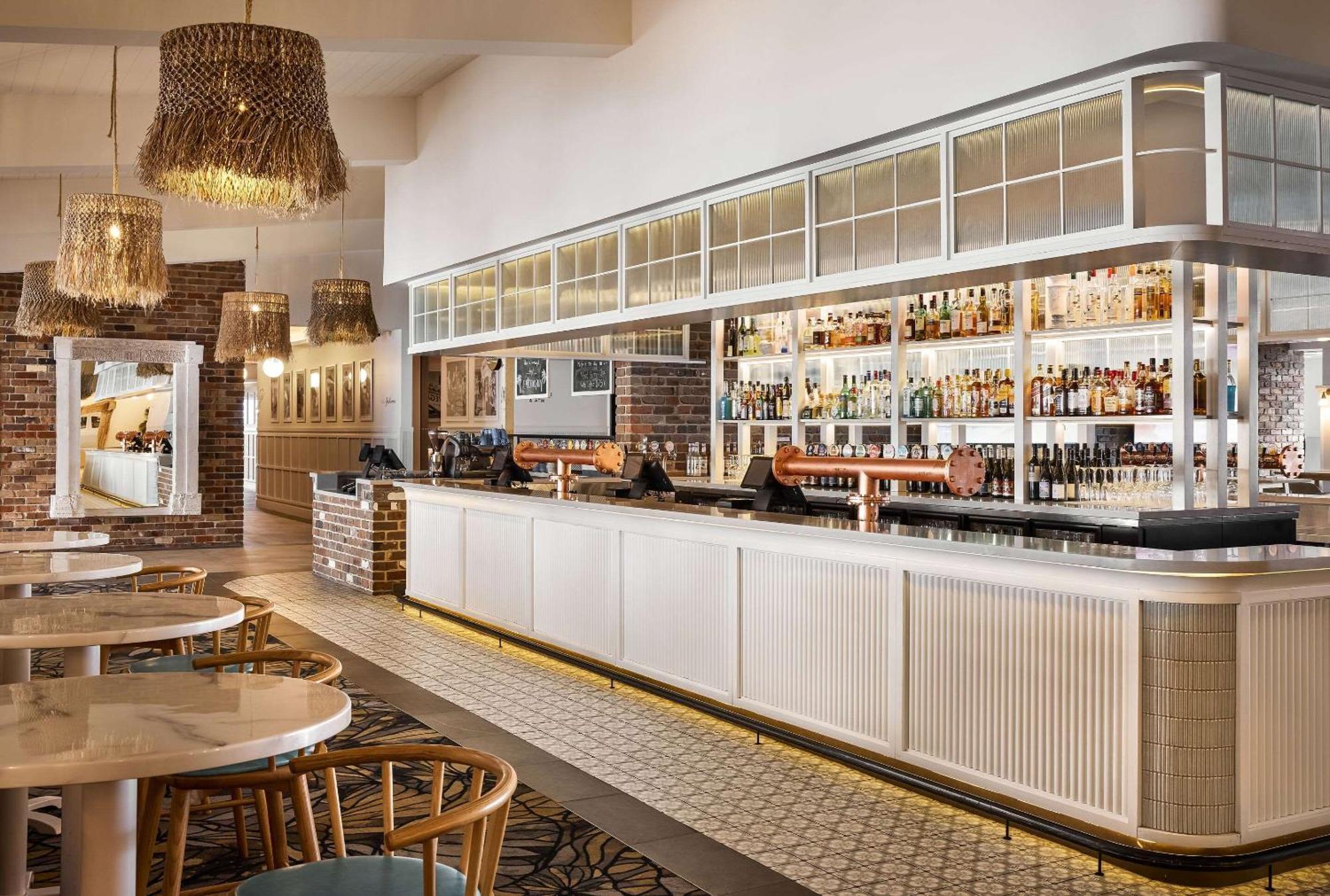 The Beachcomber Hotel & Resort, Ascend Hotel Collection Toukley Zewnętrze zdjęcie The bar at the River Cottage Cafe