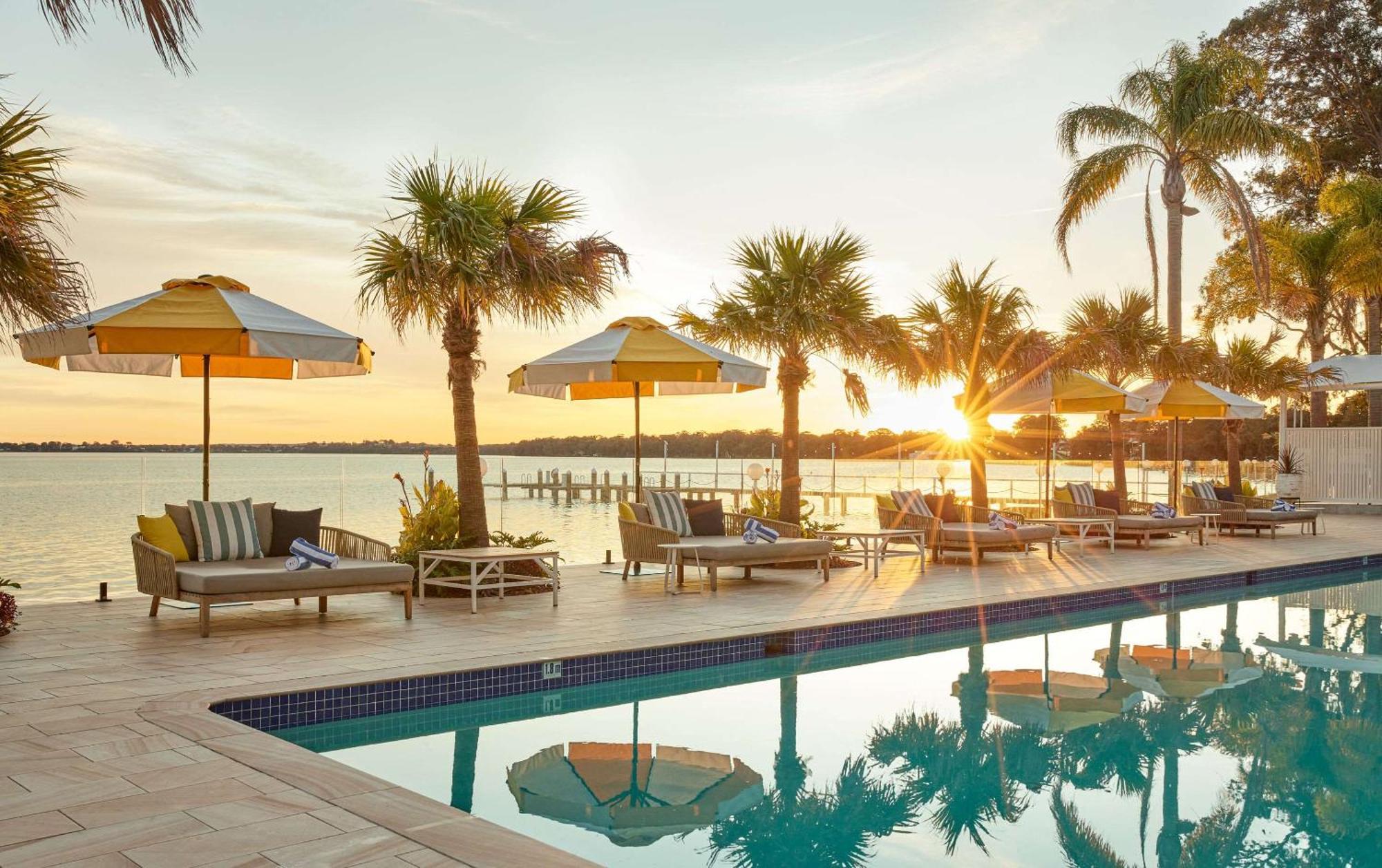 The Beachcomber Hotel & Resort, Ascend Hotel Collection Toukley Zewnętrze zdjęcie Sunset at the pool at the Marker Key West Hotel