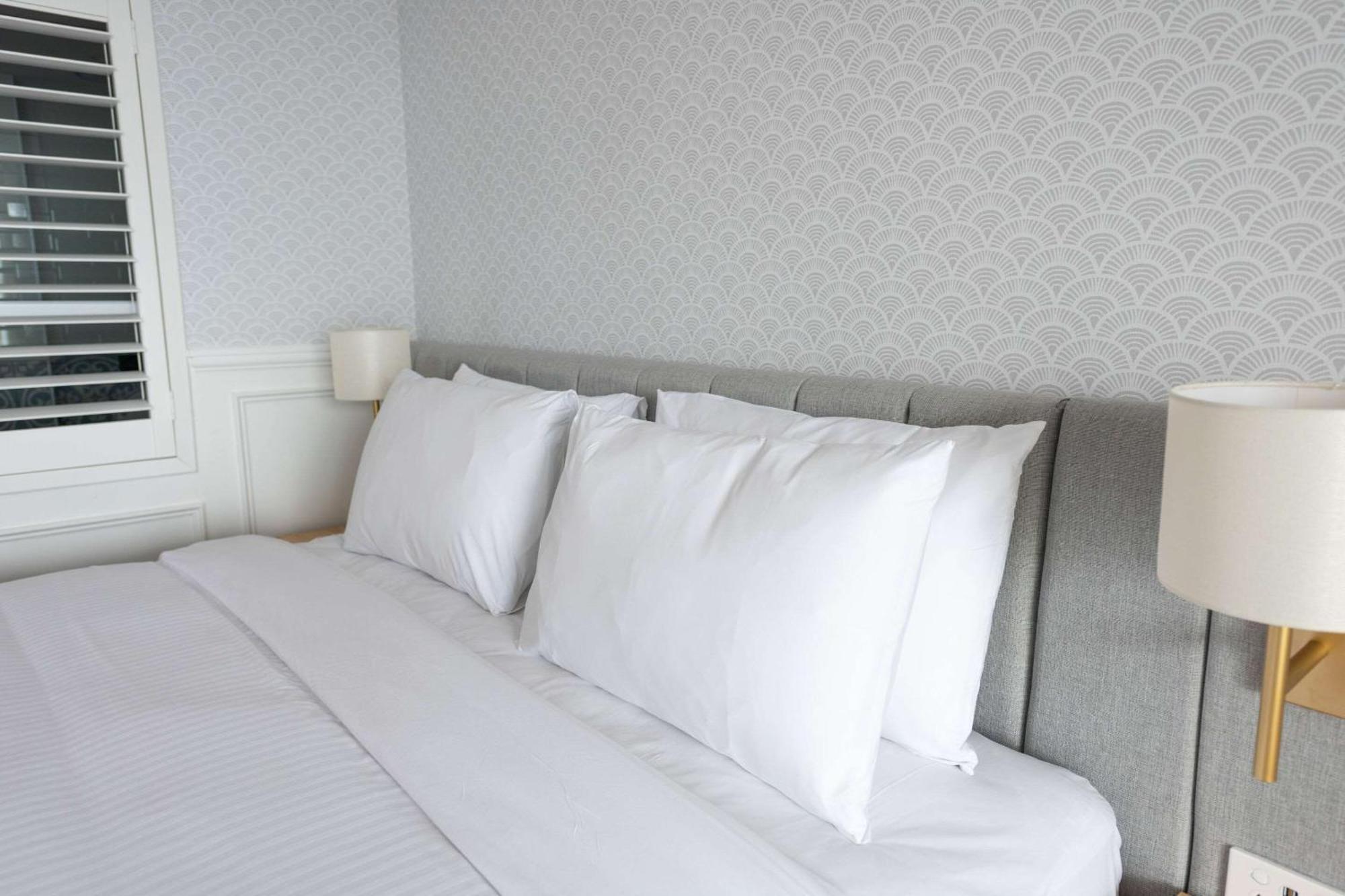 The Beachcomber Hotel & Resort, Ascend Hotel Collection Toukley Zewnętrze zdjęcie Pillows on a bed