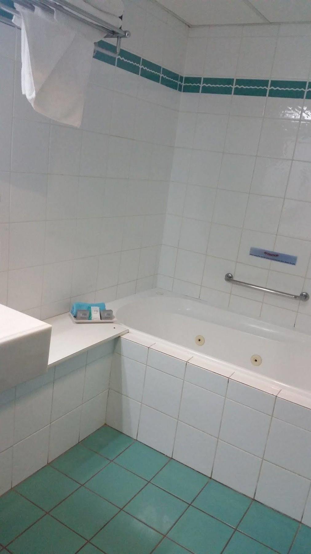 The Beachcomber Hotel & Resort, Ascend Hotel Collection Toukley Zewnętrze zdjęcie A bathtub in a hotel
