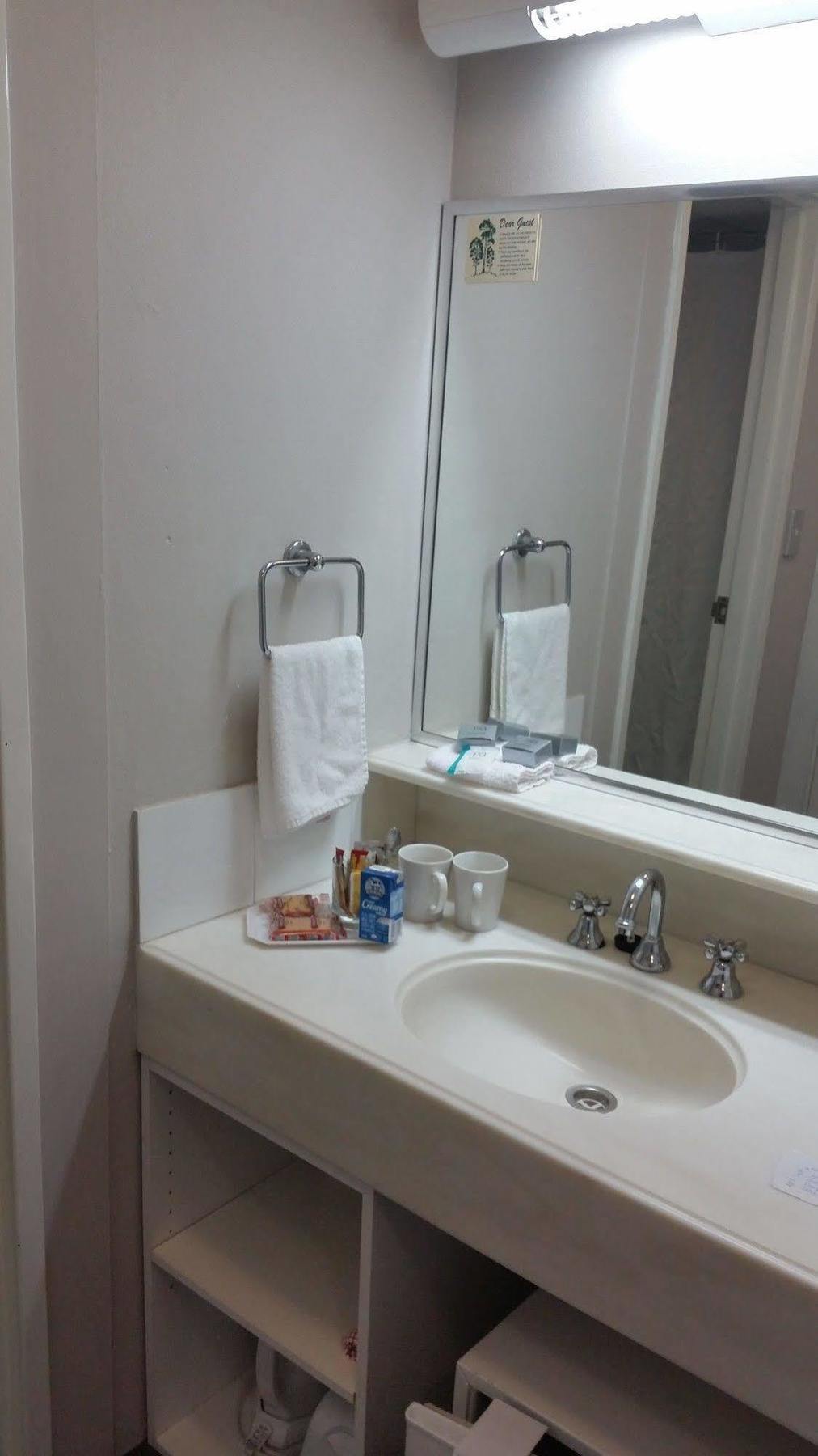 The Beachcomber Hotel & Resort, Ascend Hotel Collection Toukley Zewnętrze zdjęcie A typical bathroom in a hotel room